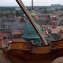 Celina Kotz gra fragment Poloneza A-dur H. Wieniawskiego na ratuszowej wieży w Poznaniu / fot. Poznan I love you