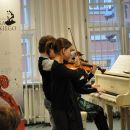 Marcelina Ogórek kl. IV i Michał Sieńko kl. IV. Przy fortepianie Monika Szkudlarczyk / fot. KKU