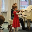 Marta Grześkowiak kl. I. Przy fortepianie Monika Szkudlarczyk. / fot. KKU