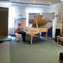 Przy fortepianie Franek Burandt z kl. III (uczeń H. Karowskiej) 