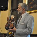 Janusz Jaskulski holding B. Dankwart's violin in his hands. / Towarzystwo Muzyczne