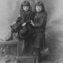 Córki Henryka Wieniawskiego: Irena Regina (z lewej) i Henrietta Klaudyna. Bruksela, 1885 r. (J. Ganz, 38. Rue de l'Ecuyer).  / Fundacja Jenő Hubay'a, Budapeszt.
