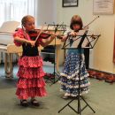 Zosia Dusza i Zosia Królik z klasy pierwszej POSM I st. nr 1 im. H. Wieniawskiego wykonują w duecie utwór E. E. Doflein'a pt. Jaś i Małgosia / 25.06.2013