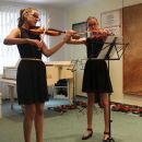 Ada Krzak i Zuzanna Nowak z kl. V wykonują Andante W. A. Mozarta / 25.06.2013