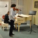 Korneliusz Wojtkowiak gra pierwszą część Koncertu skrzypcowego e-moll F. Mendelssohna. Akompaniuje Piotr Niewiedział.jpg 226.58 kB 